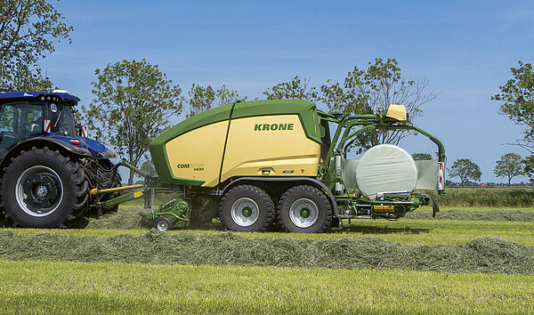 La combinación de empacadora-encintadora variable ComPack CV 150 XC Pro