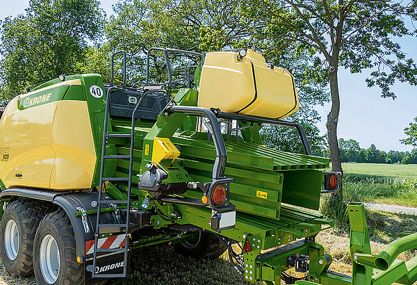 Silage additive dispenser