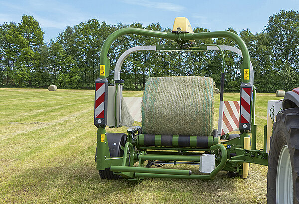 The bale pick-up and discharge