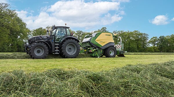 La empacadora controla el tractor