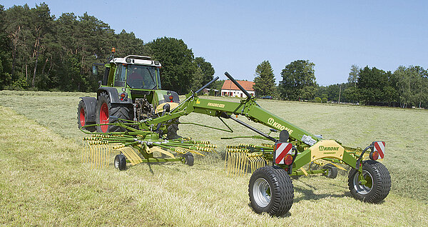 The trailed twin-rotor side delivery rakes