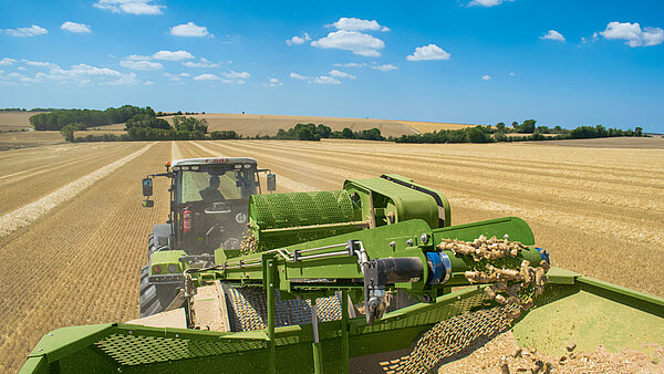 Pressa per pellet utilizzabile mobile in campo e stazionaria