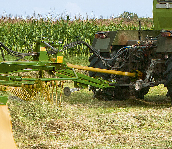 Attaching to a pivoting or linkage drawbar