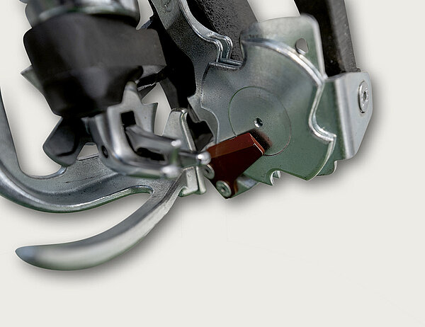 Placa de sujeción del hilo con cuchilla