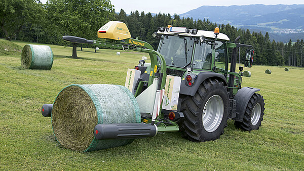 Die Ballenaufnahme und -ablage