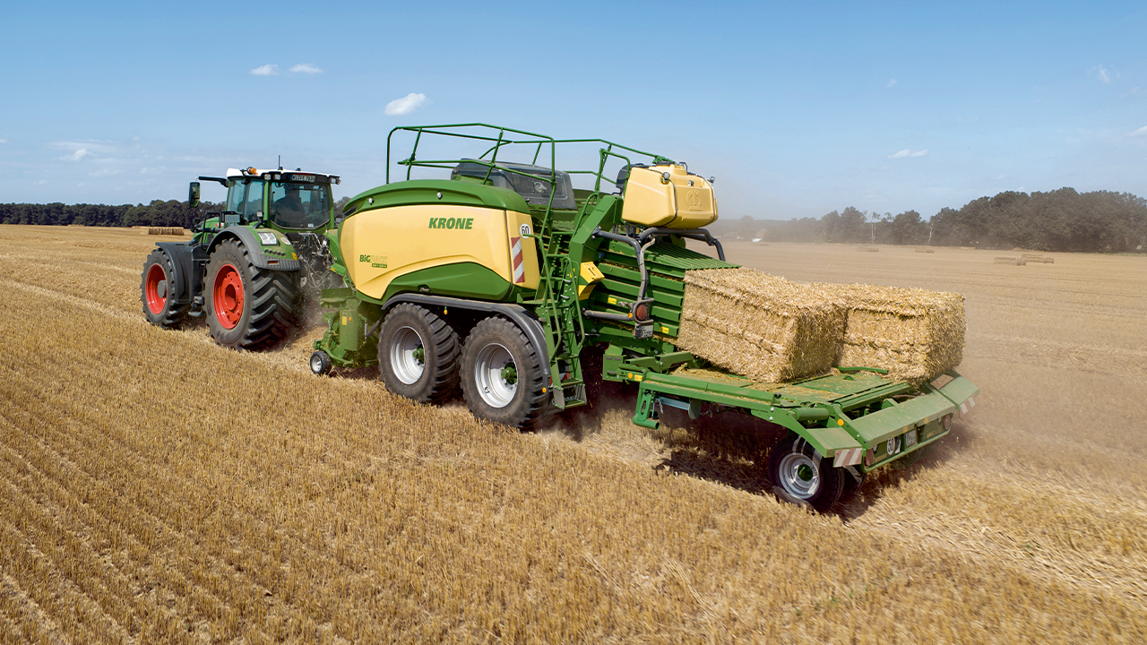 KRONE BiG Pack Großpackenpresse bei der Strohernte