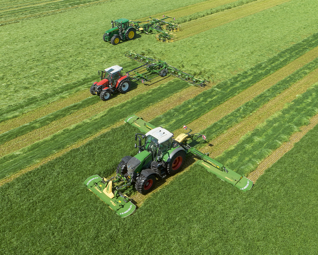 KRONE Mähwerk und Schwader auf dem Grünland