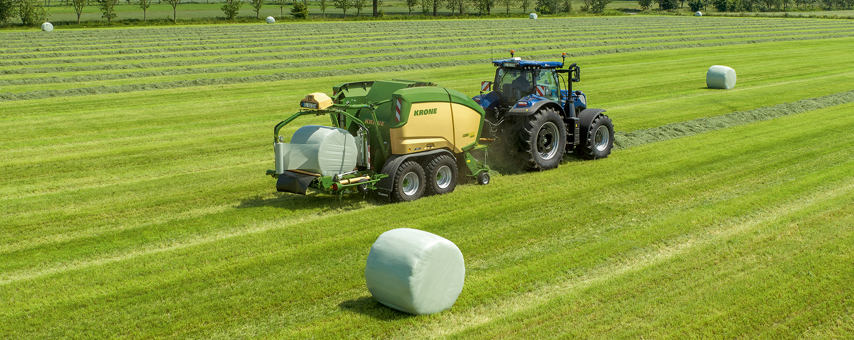 KRONE Rundballenpresse legt einen Ballen auf dem Feld ab