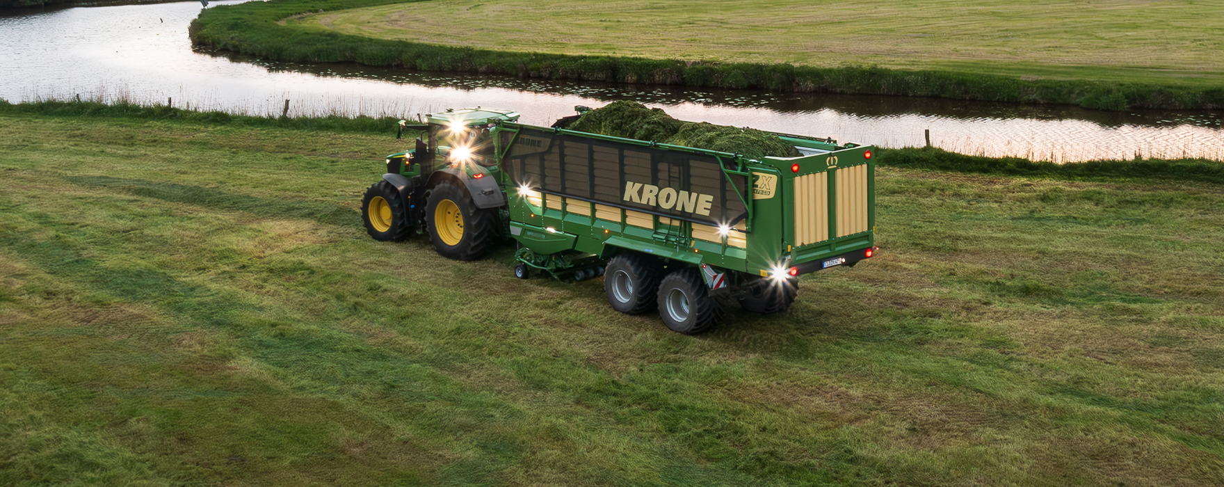 KRONE Ladewagen mit OptiGrass 28 Schneidwerk bei der Grasernte