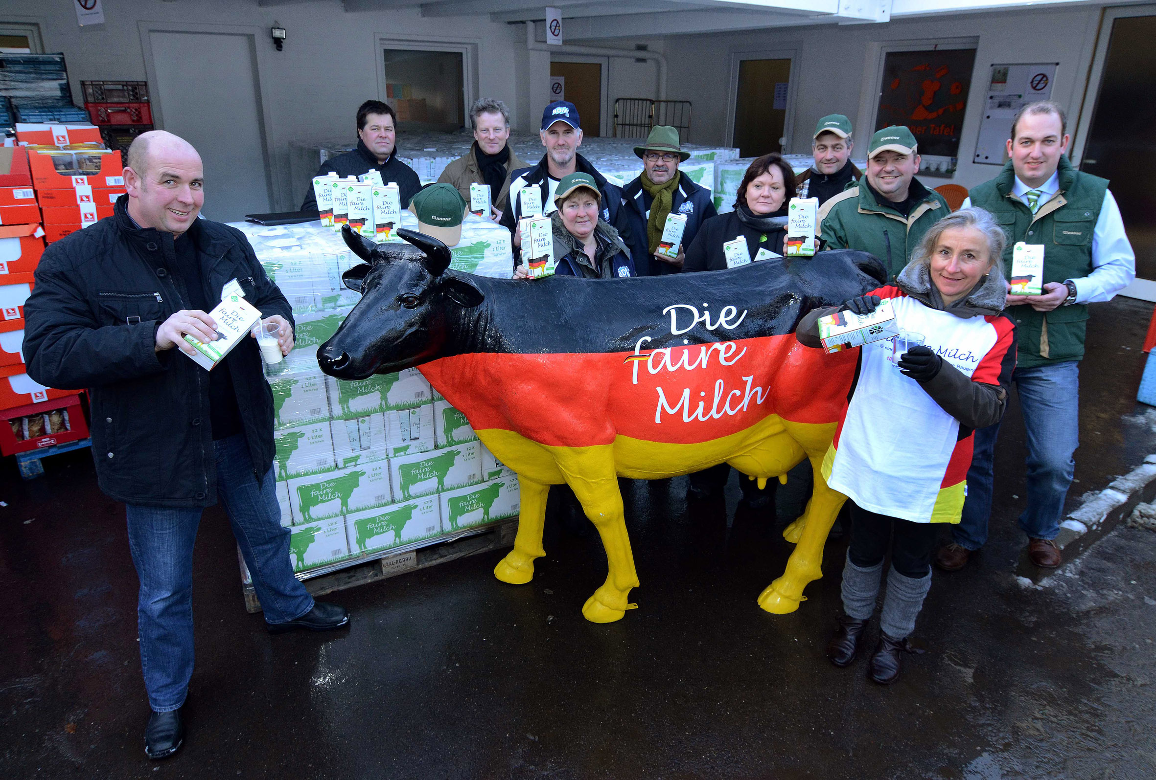 [Translate to CS:] KRONE und „Die faire Milch“ spendeten 12.000 l Milch an die Tafeln